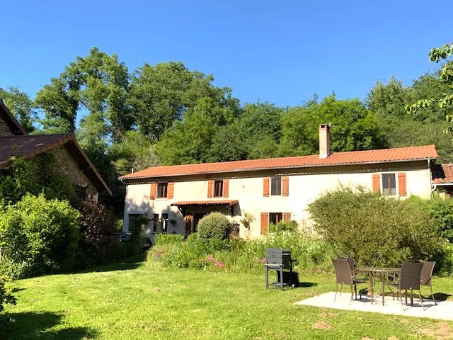 Gîte de 225 m² à Saint-Maurice-des-Lions (16)