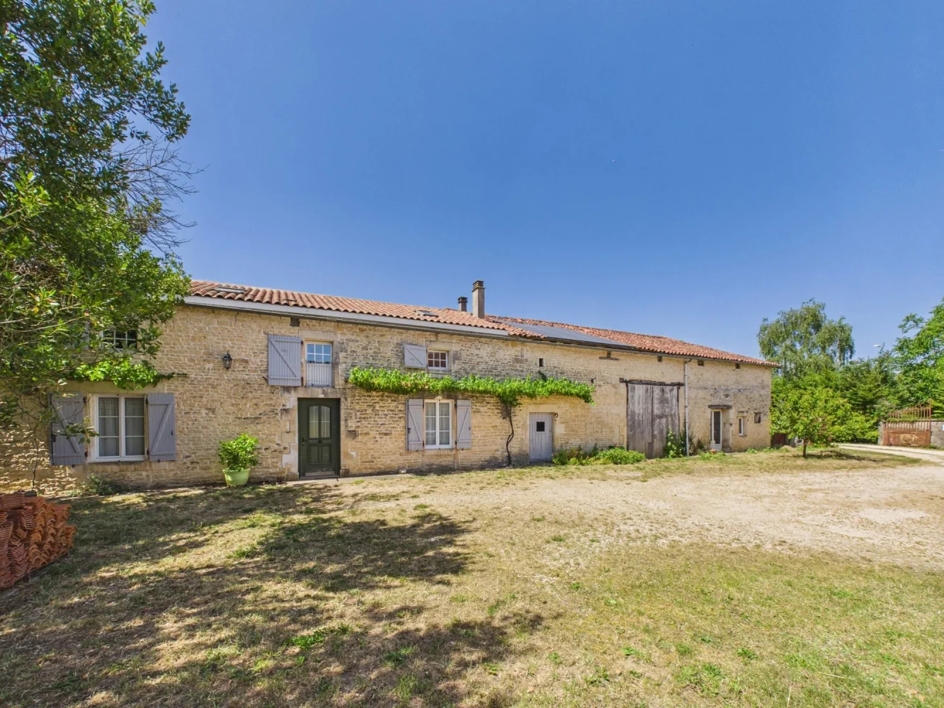 Gîte de 305 m² à Salles-de-Villefagnan (16)
