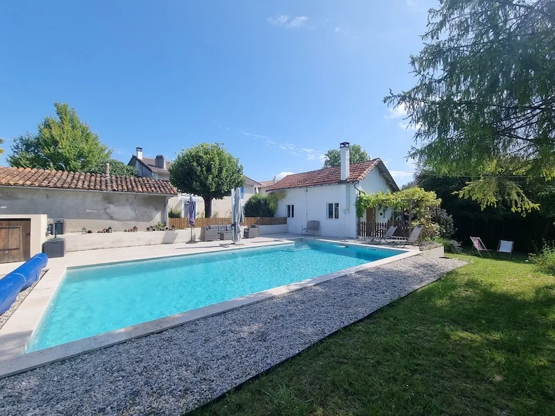 Ensemble de gîtes de 372 m² à Aubeterre-sur-Dronne (16)