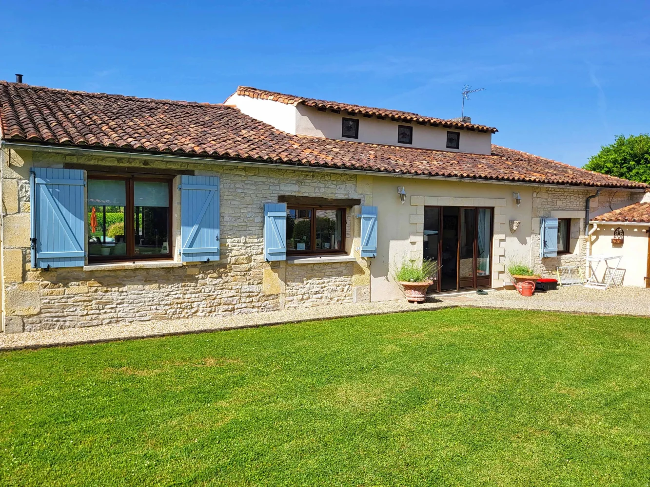 Gîte de 336 m² à Bréville (16)