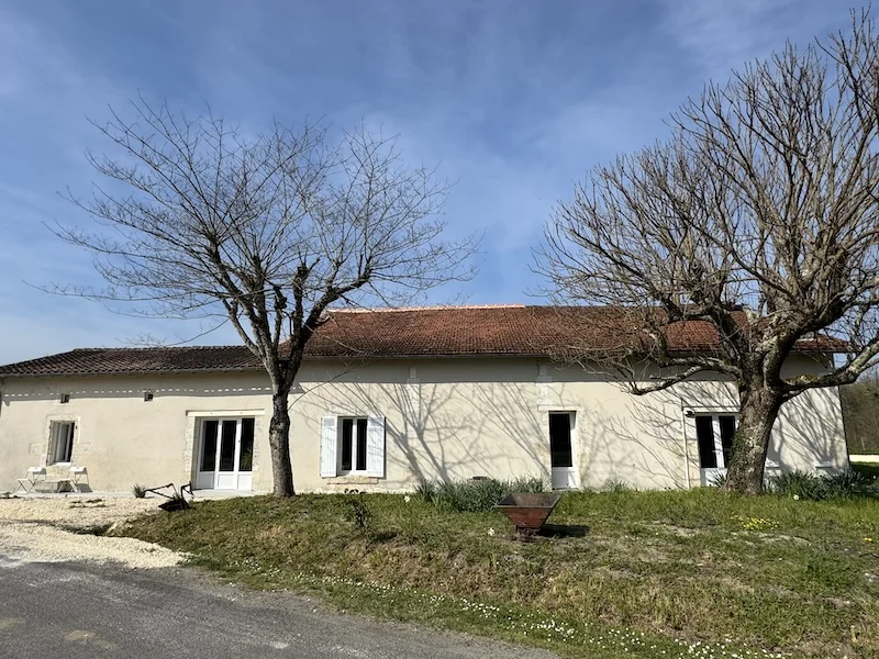 Gîte de 150 m² à Brie-sous-Chalais (16)