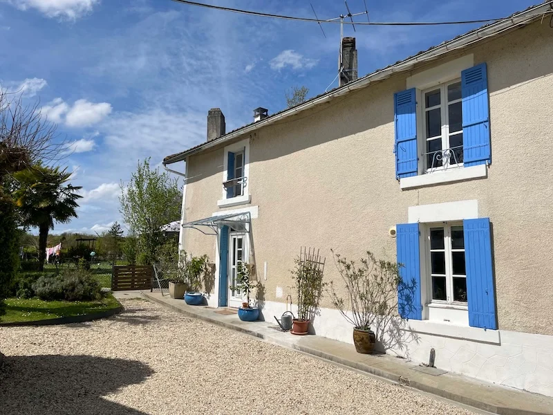 Maison de village avec gîte, piscine chauffée et grange – Bonnes (16)