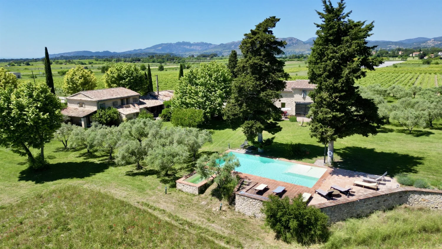 Ensemble de gîtes de 450 m² à Crillon-le-Brave (84)