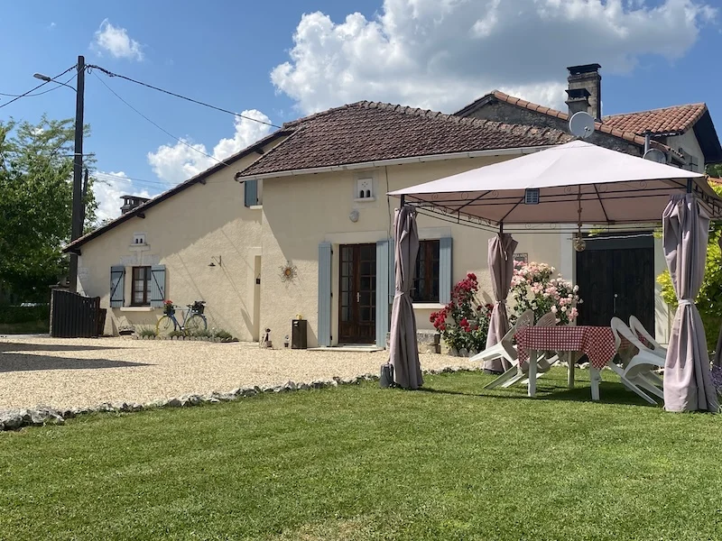 Ensemble de gîtes de 240 m² à Brie-sous-Chalais (16)
