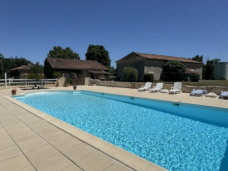 Propriété de 300 m² à Chalais (16)