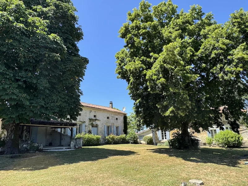 Ensemble de gîtes de 300 m² à Médillac (16)