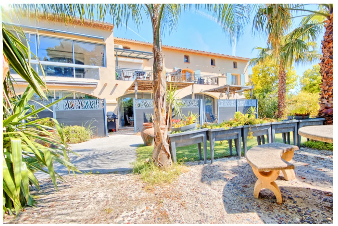 Ensemble de gîtes de 720 m² à Hyères (83)