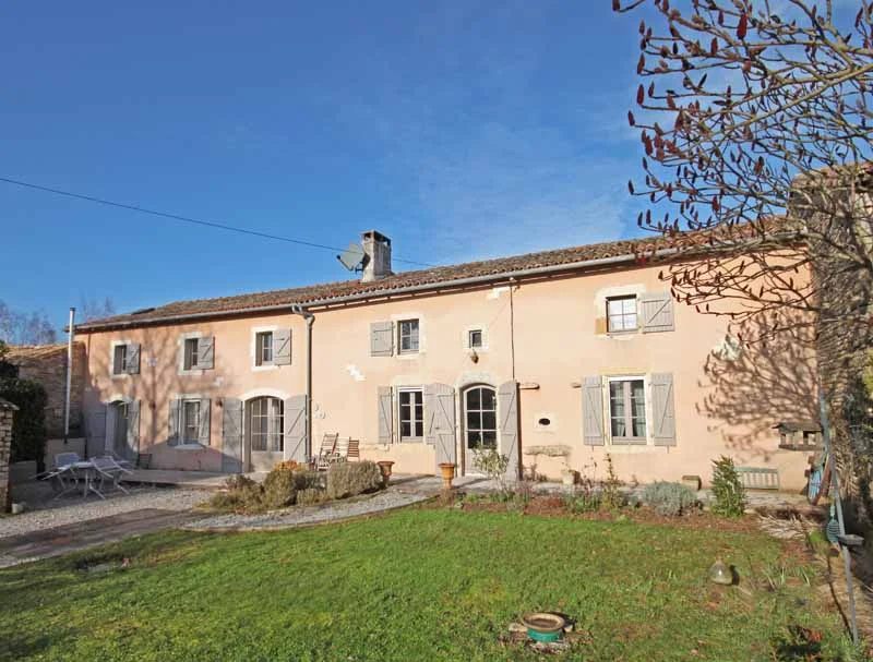 Gîte de 200 m² à Sainte-Soline (79)