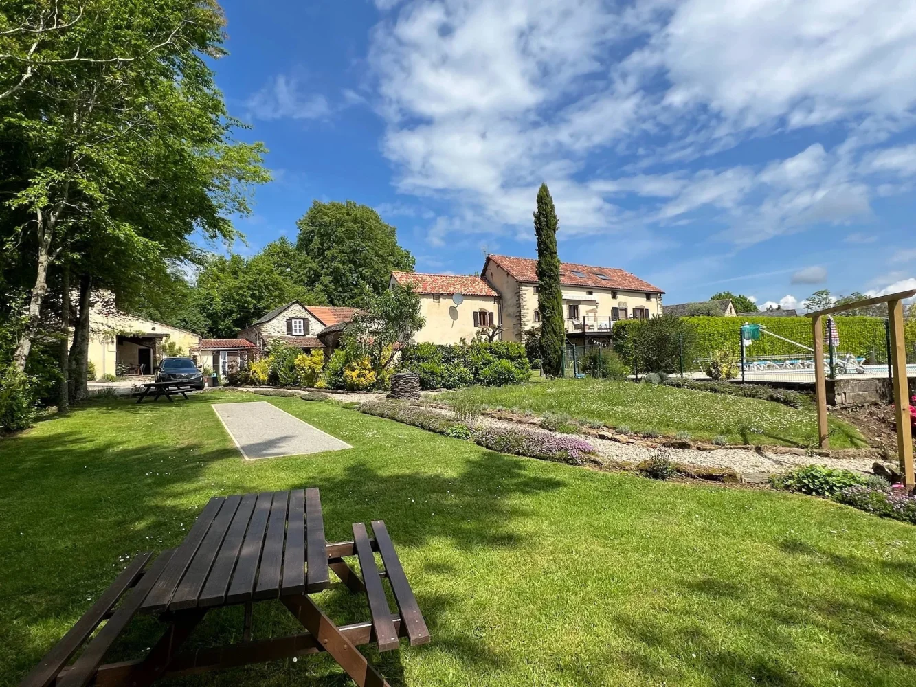 Ensemble de gîtes de 336 m² à Montirat (81)