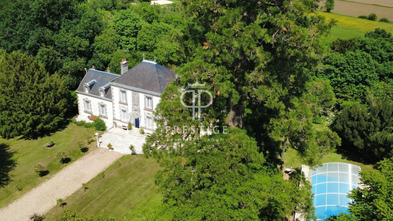 Château de 282 m² à Ruffec (16)