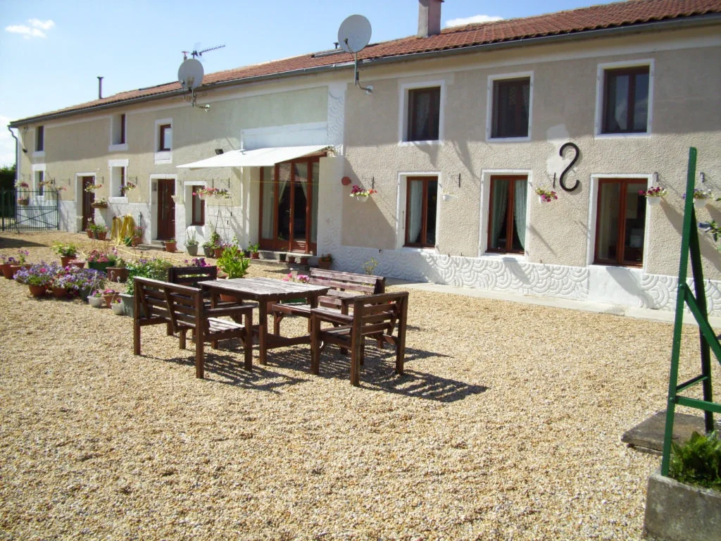Ensemble de gîtes de 250 m² à Fontaine-Chalendray (17)