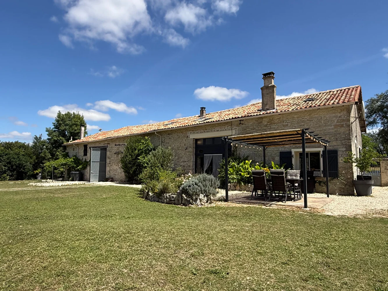 Corps de ferme 7 ch. avec deux gîtes, vignoble et piscine – Valdelaume (79)