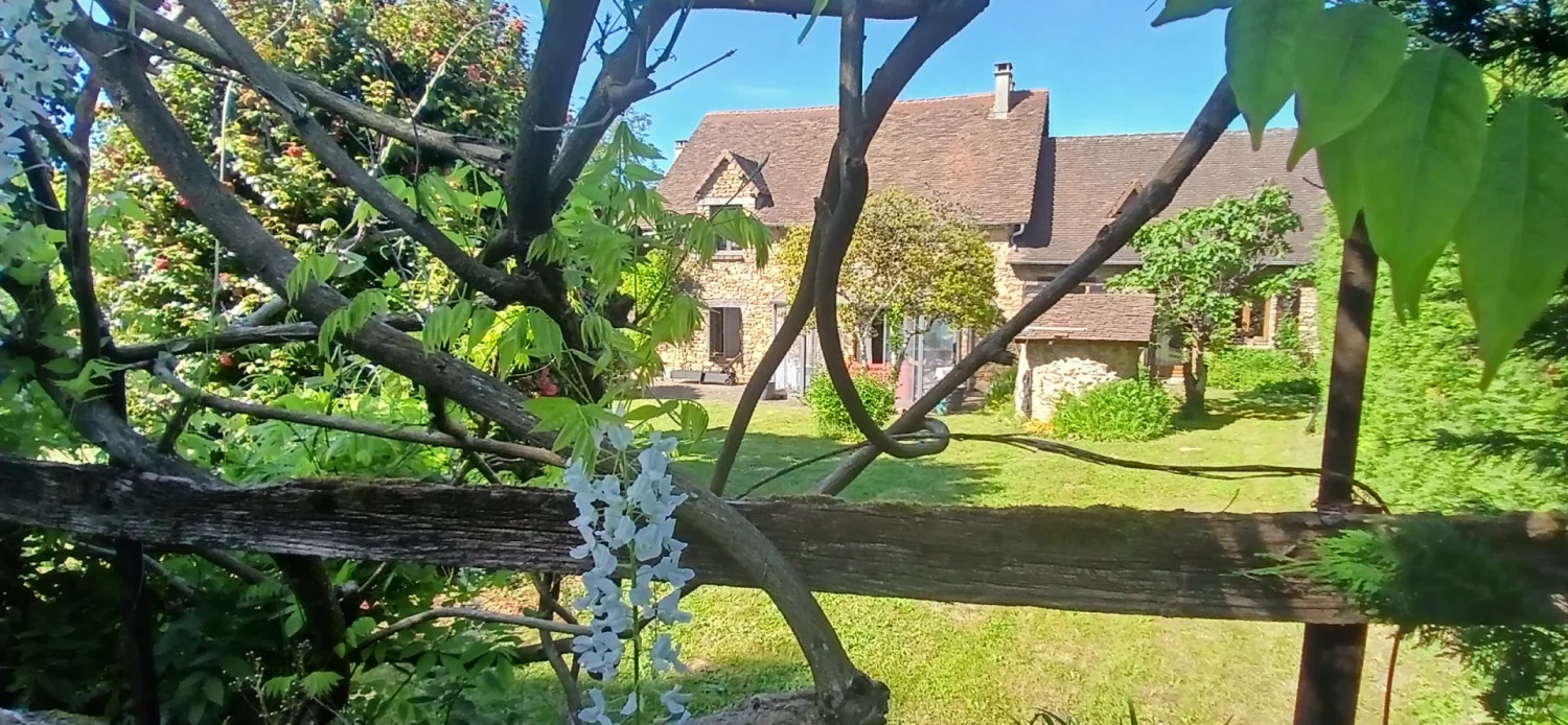 Gîte de 174 m² à Saint-Priest-les-Fougères (24)
