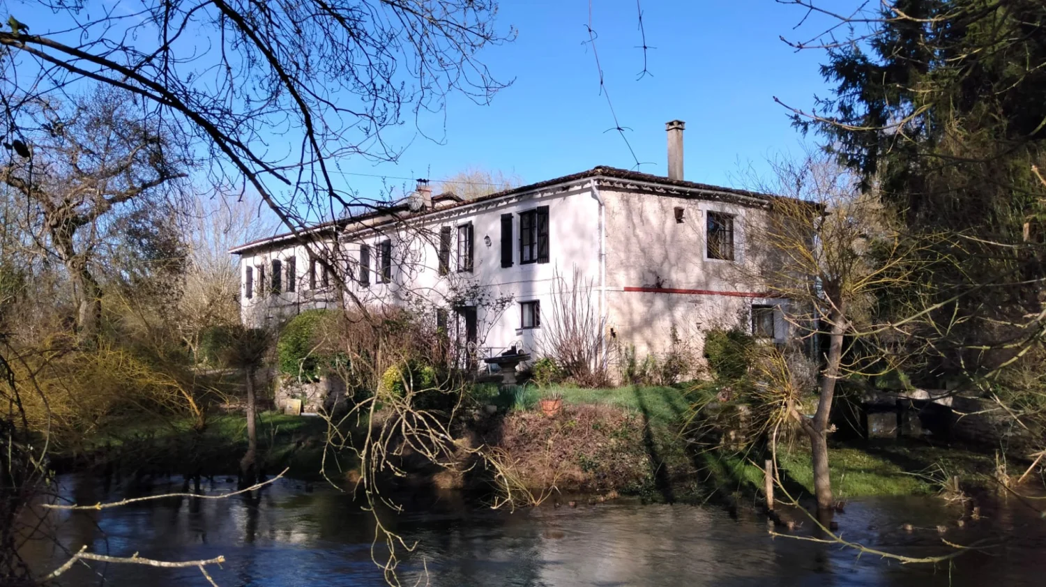 Ensemble de gîtes de 340 m² à Saint-Fraigne (16)