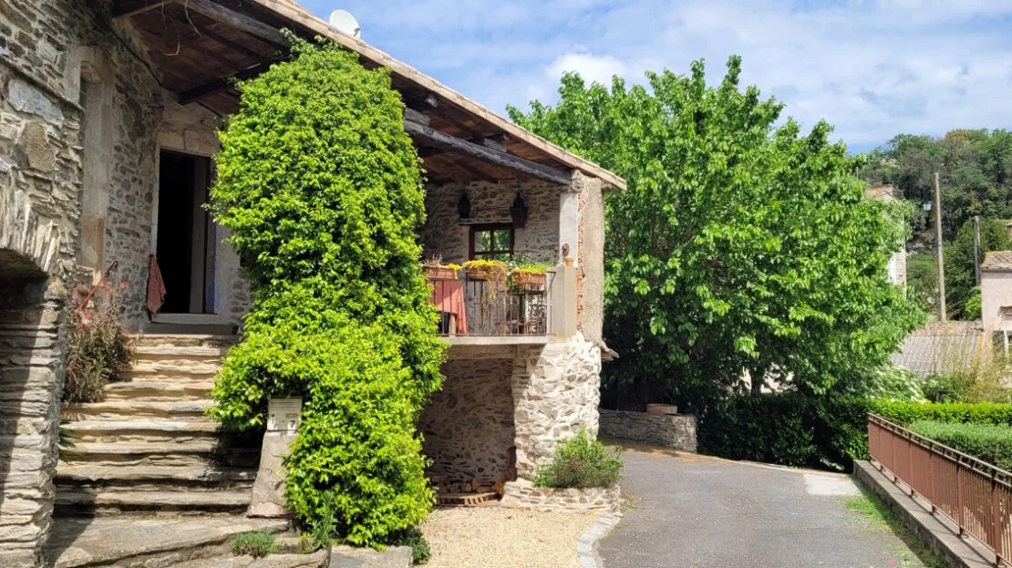 Maison de village en pierre avec terrasses et jardins – Roujan