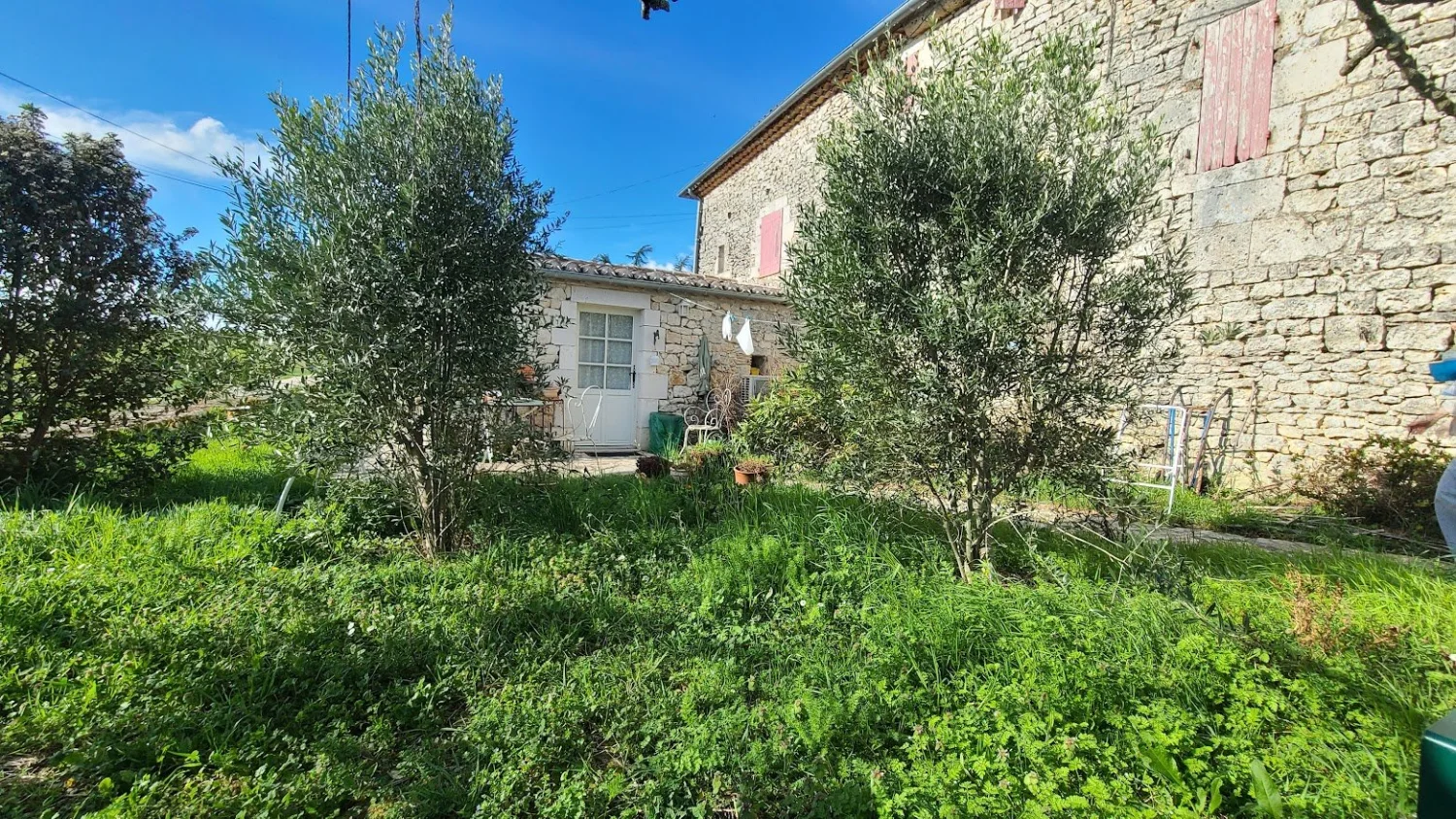 Ancien prieuré du XVe siècle avec gîtes et terrain arboré à Roquecor