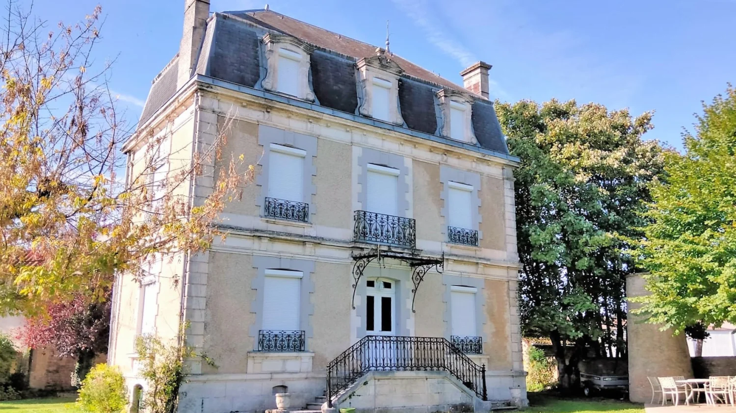 Maison de Maître 5 chambres avec piscine et gîte à Aigre
