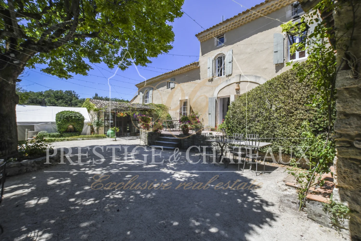 Ensemble de gîtes de 500 m² à Grignan (26)