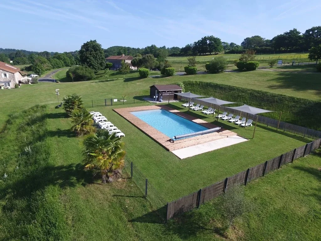 Ensemble de gîtes de 1270 m² à Availles-Limouzine (86)