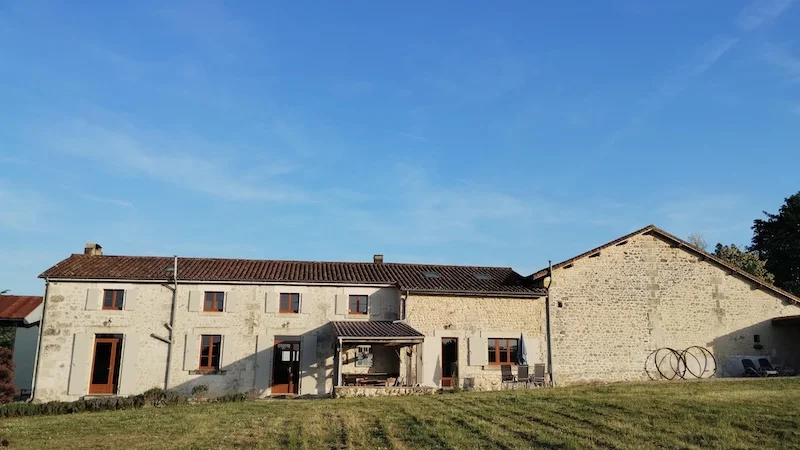 Ensemble de gîtes de 300 m² à Rioux-Martin (16)