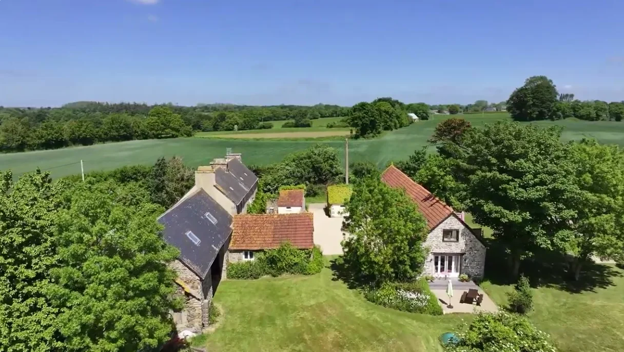Ensemble de gîtes de 470 m² à Runan (22)