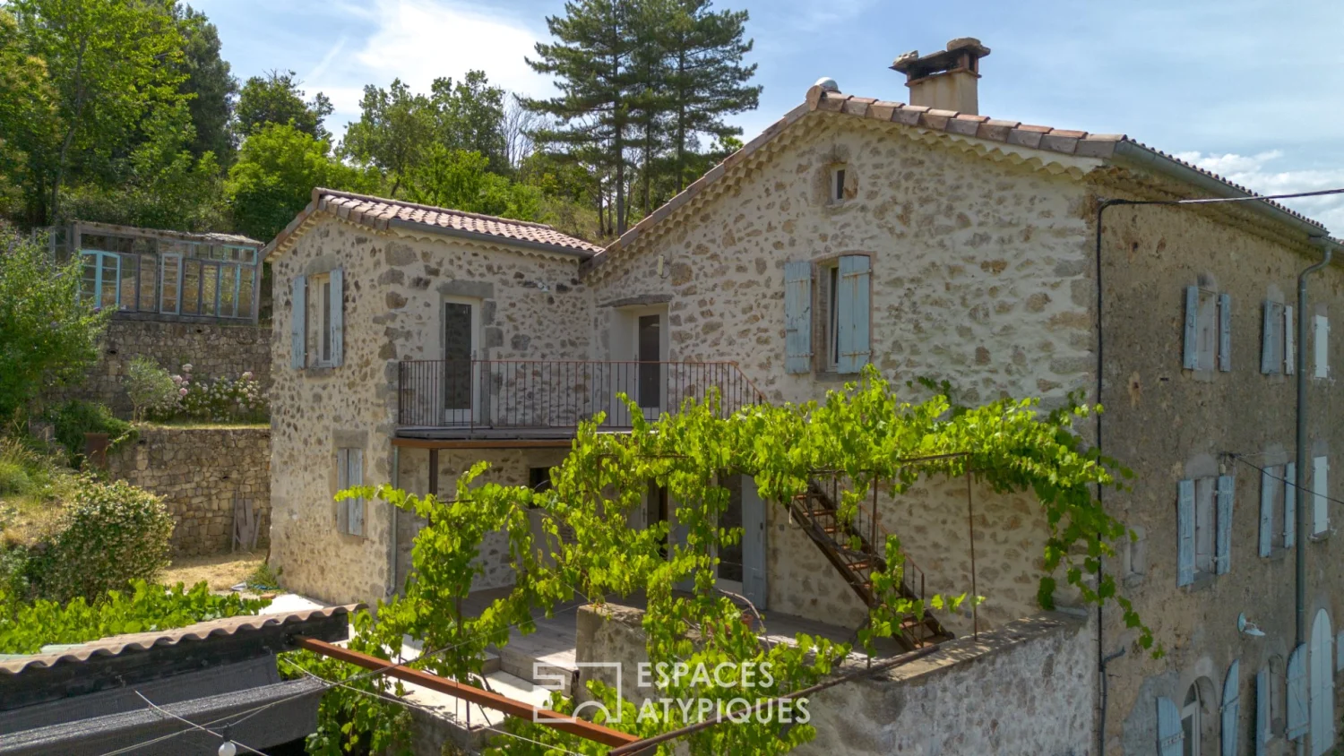 Ensemble de gîtes de 261 m² à Rocles (07)