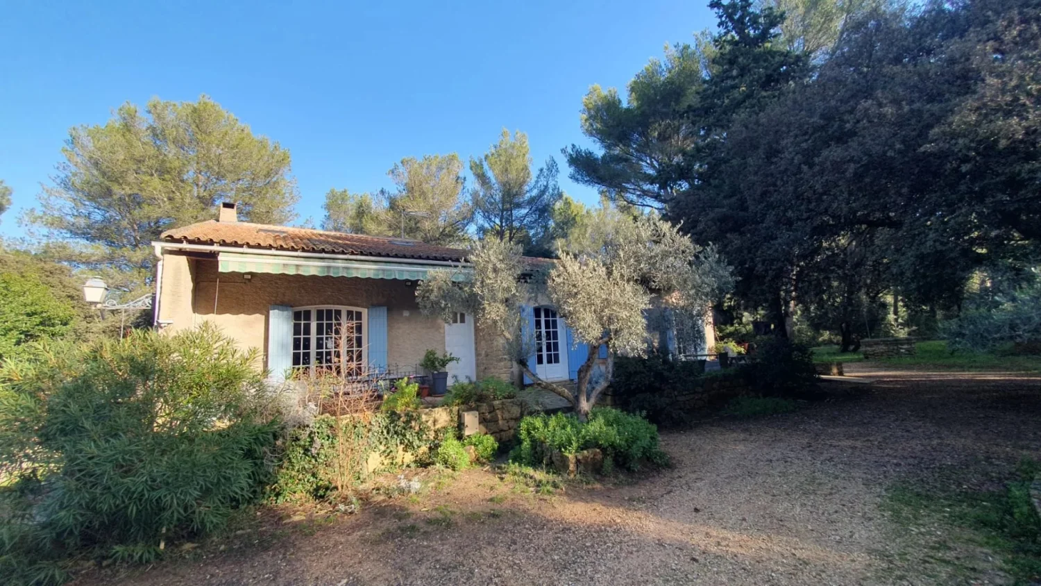 Ensemble de gîtes de 299 m² à Grans (13)