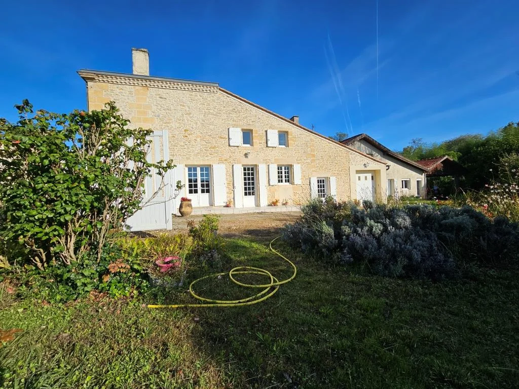 Gîte de 180 m² à Eyrans (33)
