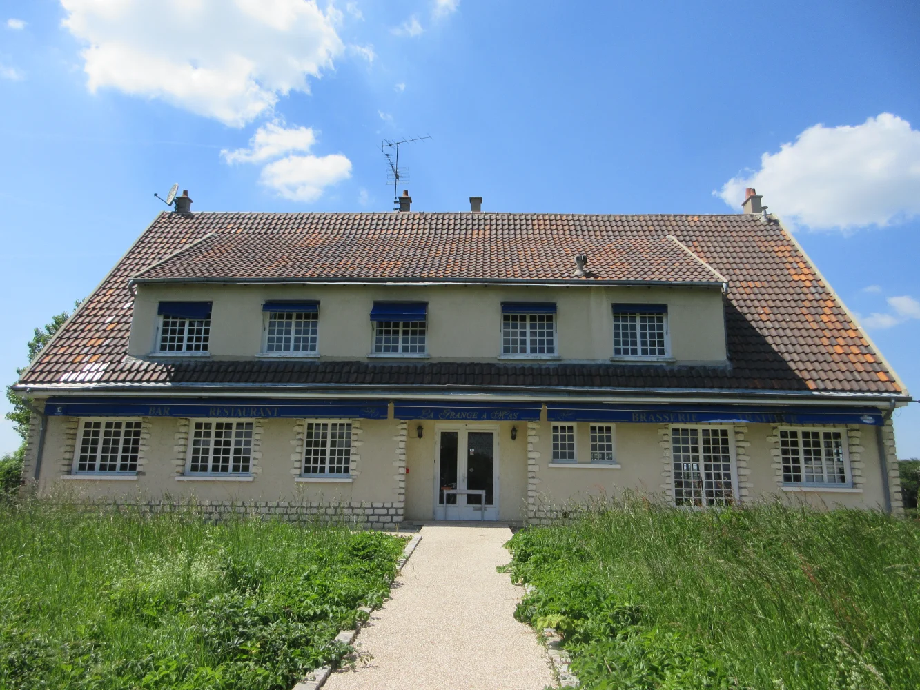 Ancien hôtel-restaurant 495 m² avec étang à Saint-Marcel