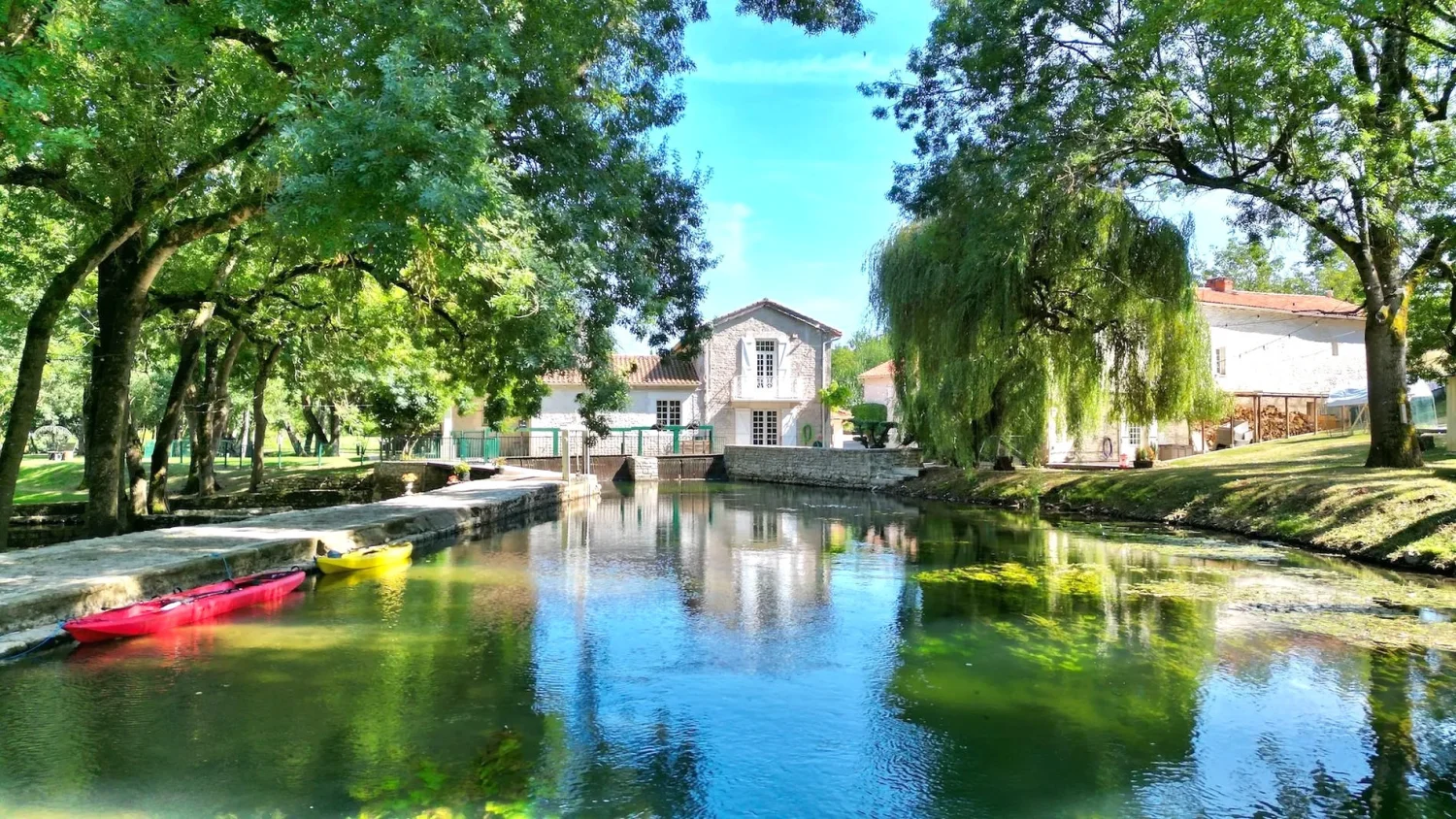 Ensemble de gîtes de 540 m² à Chenon (16)
