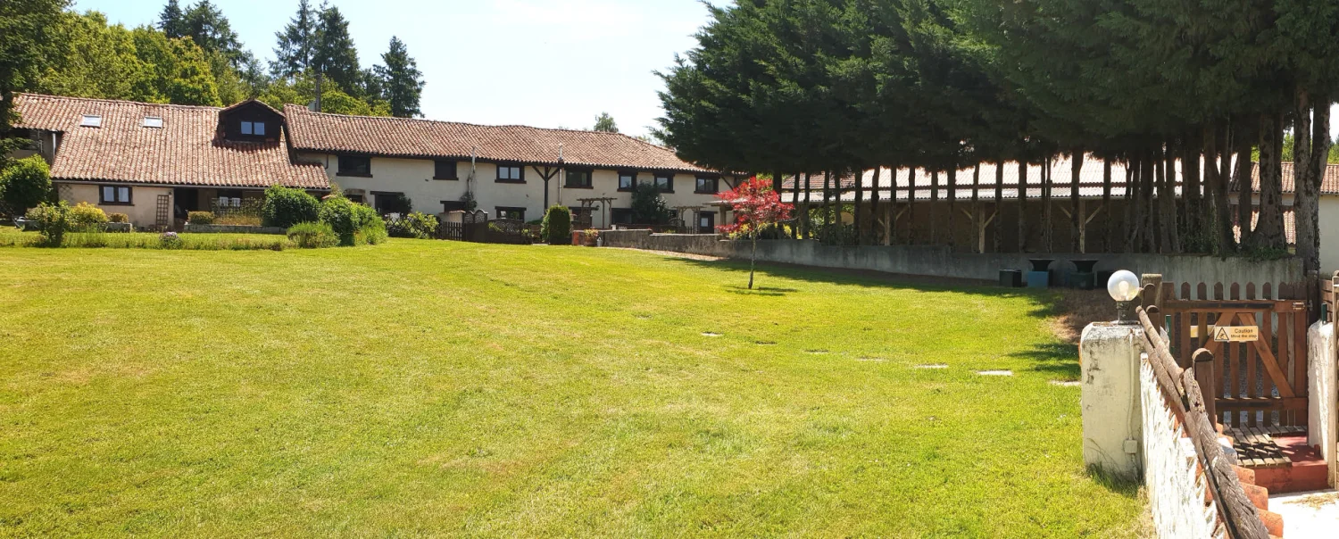 Ensemble de gîtes de 612 m² à Pressignac (16)