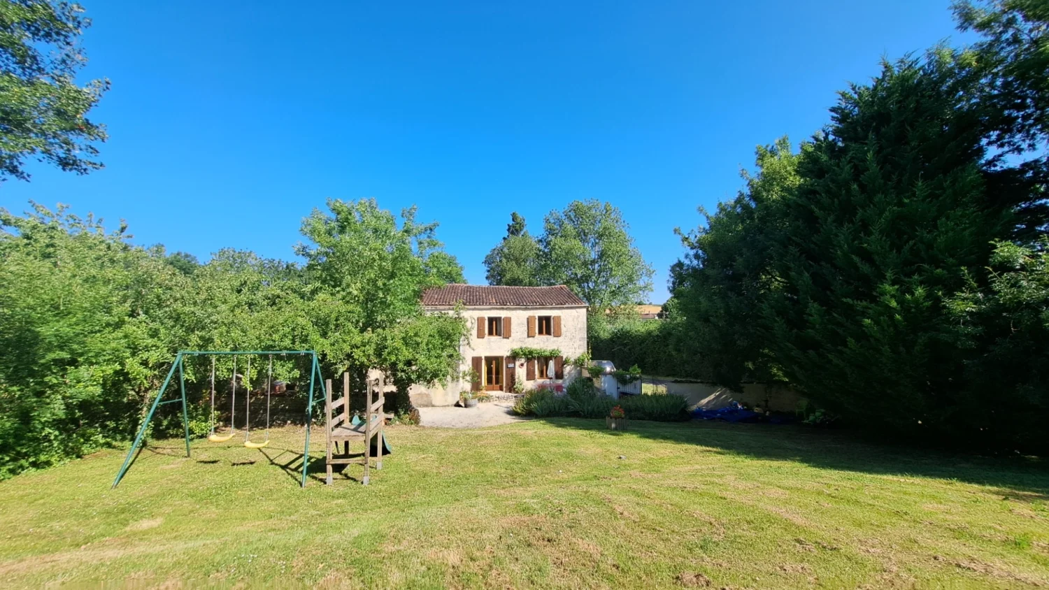 Ensemble de gîtes de 540 m² à Saint-Pierre-de-Juillers (17)