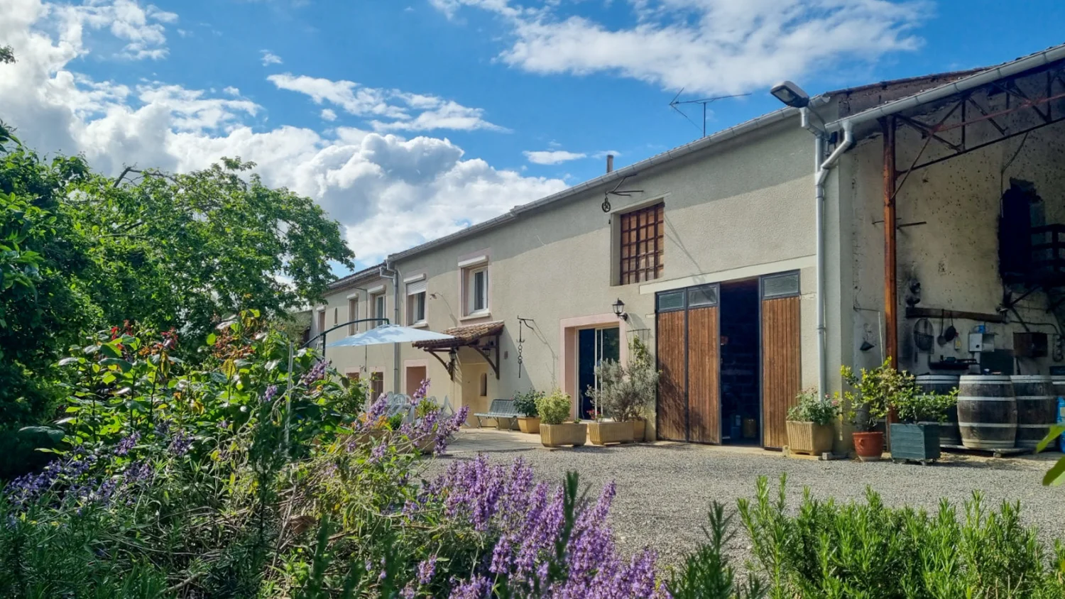 Gîte de 343 m² à Saint-Julien-de-Briola (11)