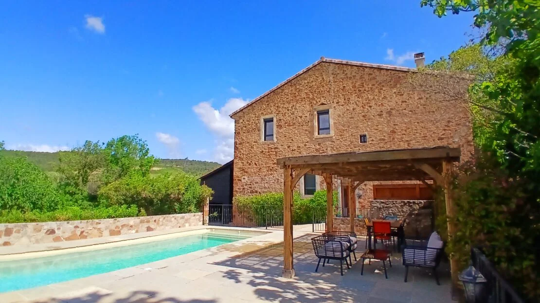 Grange en pierre rénovée 217 m² · 6 chambres · piscine · Saint-Chinian
