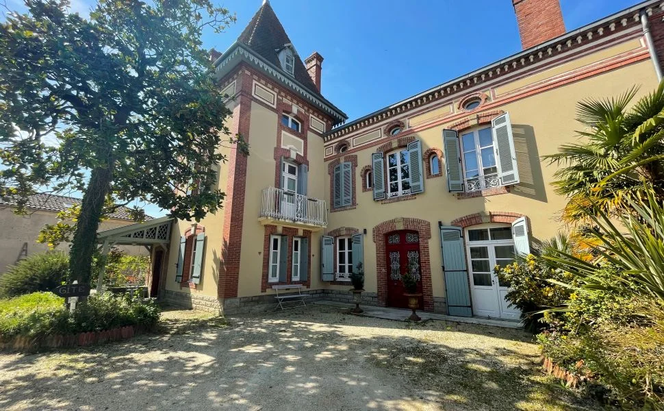 Maison de Maître Belle Époque avec Gîte, Piscine Mosaïque et Jacuzzi