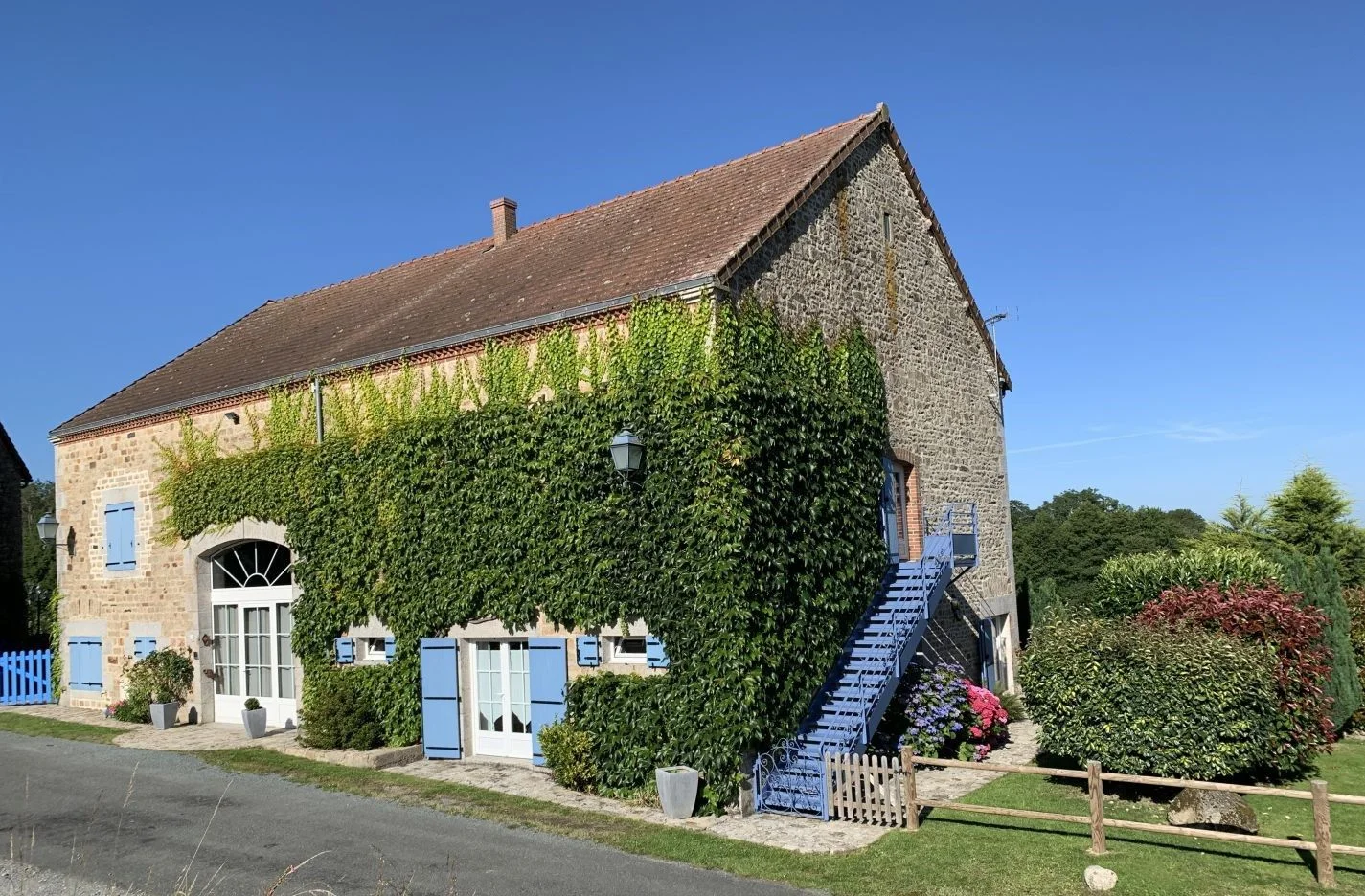 Domaine de 9 chambres en gîtes · Exploitation clés en main · Jouillat