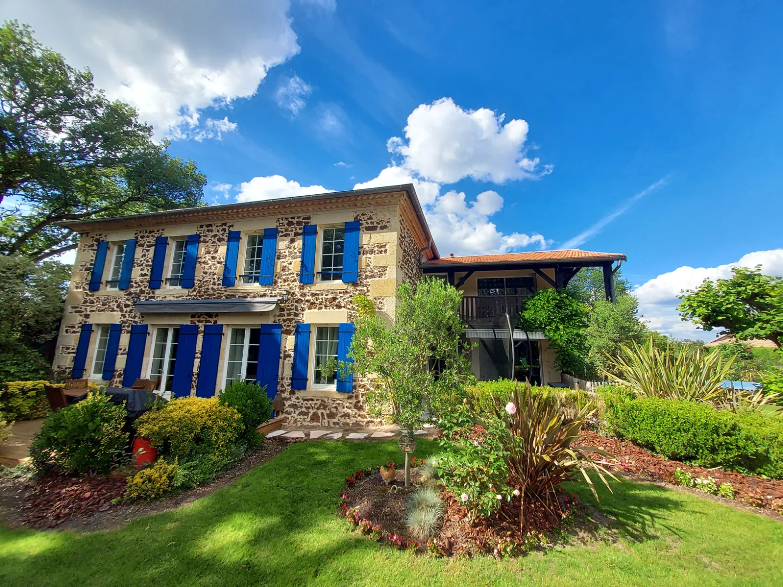 Magnifique maison de maître en pierre rénovée avec 3 chambres d’hôtes, 2 gîtes  et une piscine sur un parc paysager